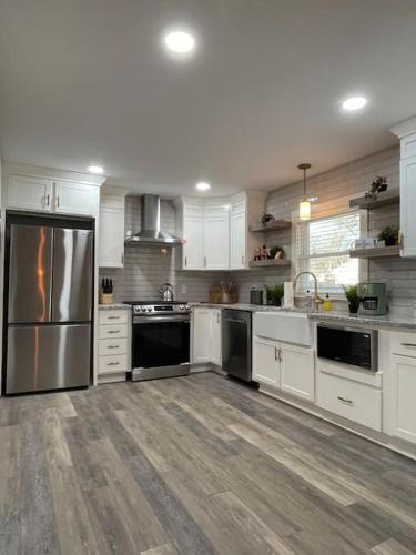 Freshly remodeled dog friendly Westwood charmer — hotel in Westwood