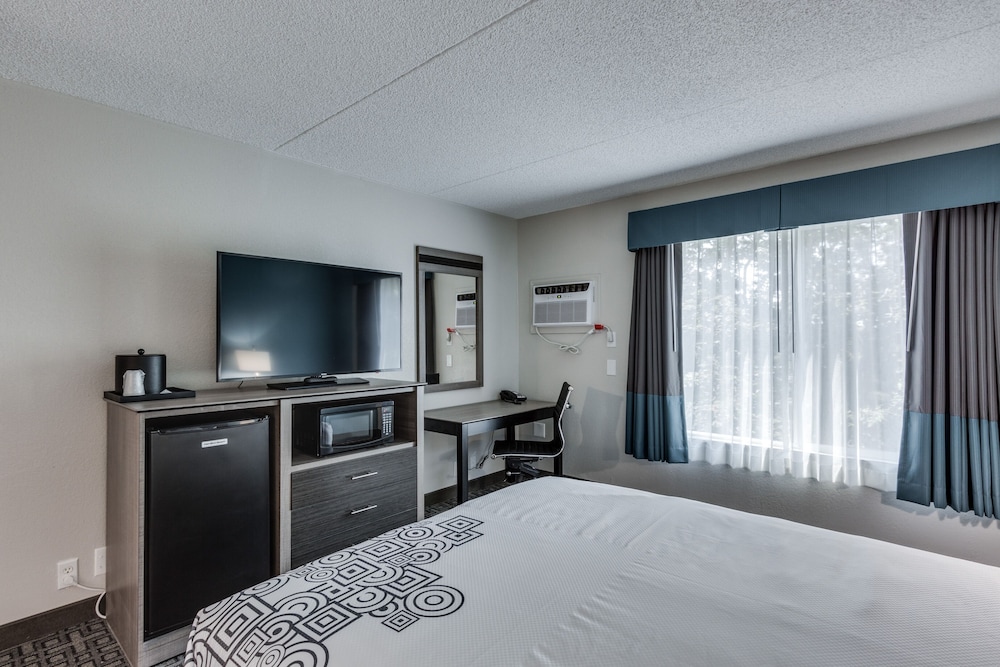 Days Inn & Suites by Wyndham Spokane - photo 6
