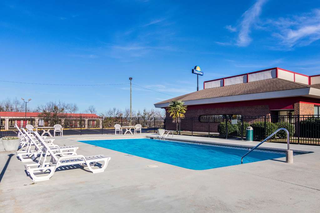 Econo Lodge Inn & Suites Conference Center - photo 18