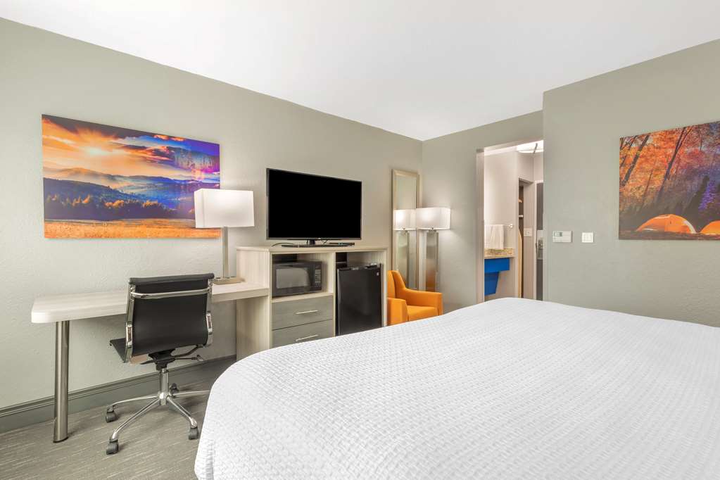 Best Western Plus Magnolia Inn Suites - photo 30