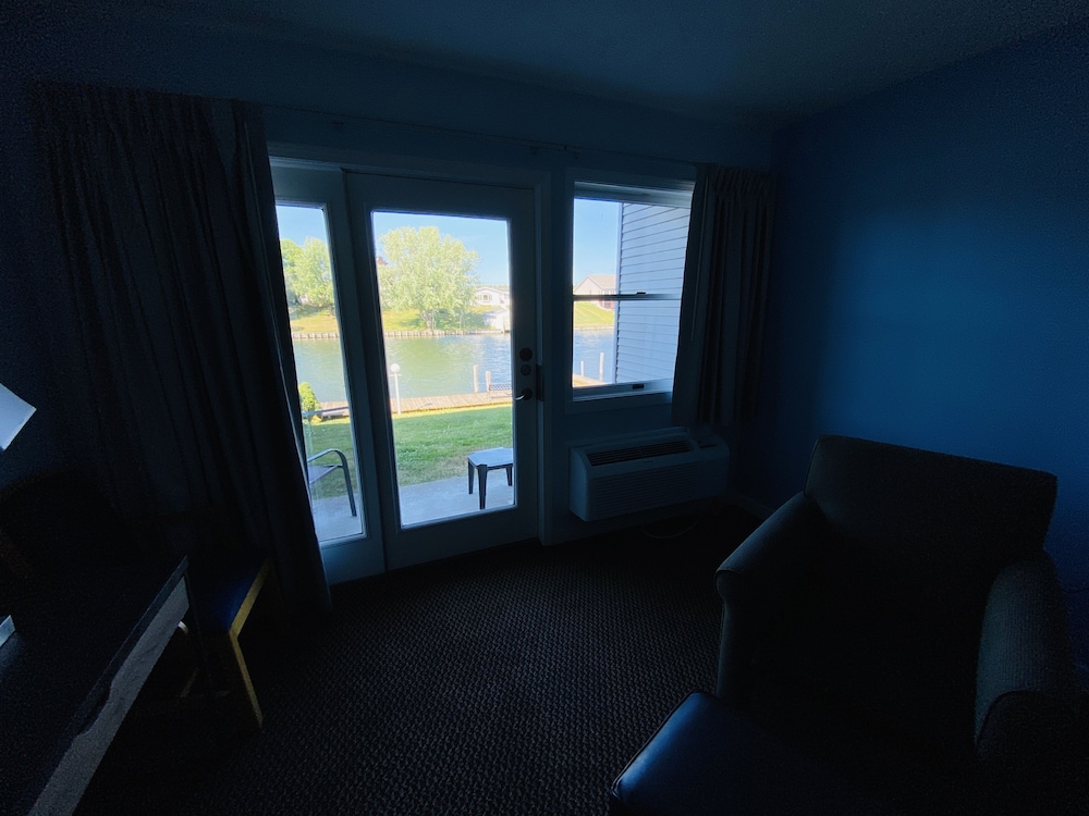 Fleetwood Inn & Suites - photo 22