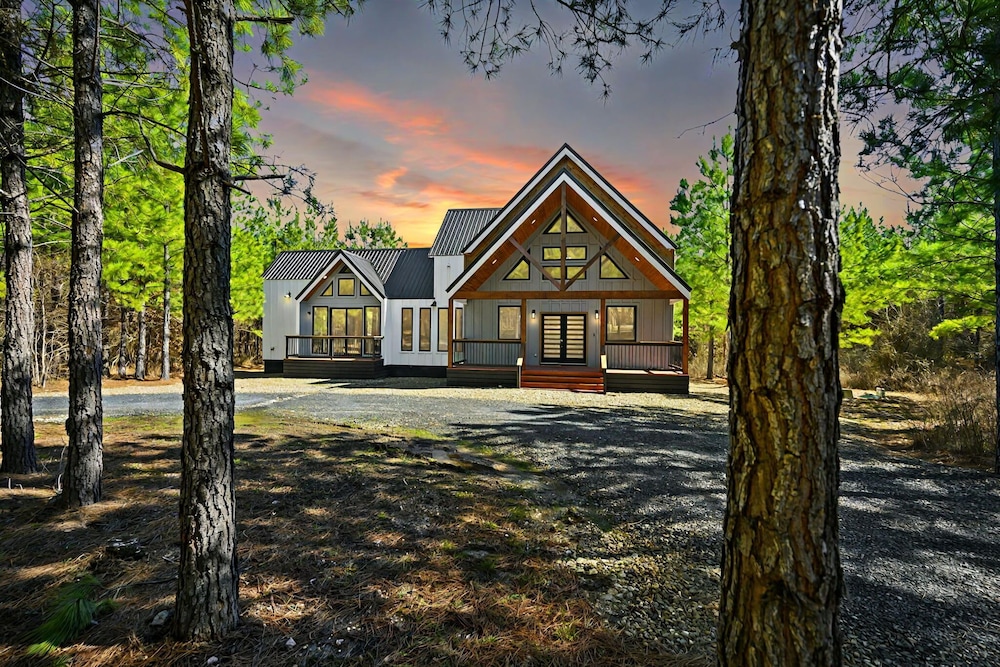 Sugar Bear Den Stay for 10 in Broken Bow, United States