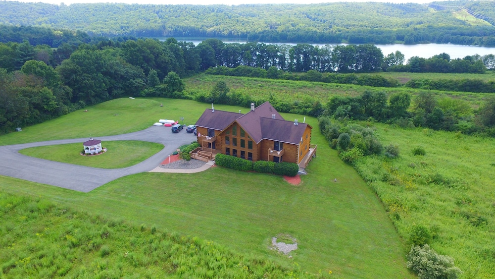 Spacious 8bd 7ba Log Home On Beltzville Lake In Southern Poconos No Prom 19227885 — Lehighton