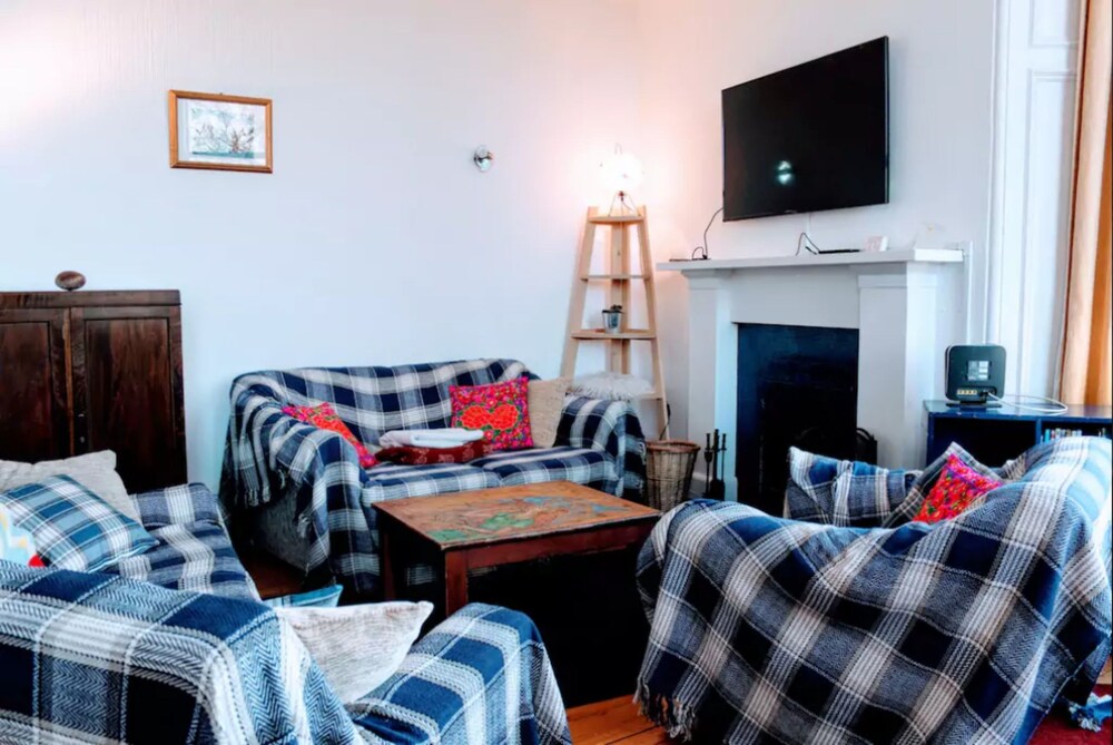 Traditional Apartment Over the Meadows Sleeps 10 — 4-Star Luxury Hotel in Edinburgh, United Kingdom