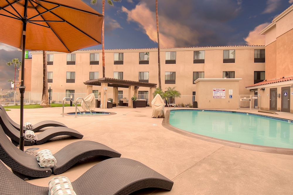 Holiday Inn Express Hotel & Suites Carlsbad Beach by IHG - photo 15