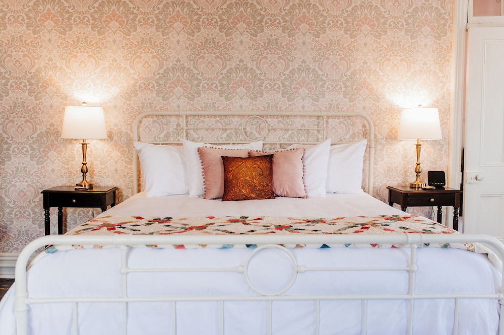 White House Hotel - photo 15