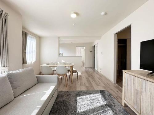 Yutori by b hotel Spacious 2BR Apartment very near the Station in Onomichi, Japan