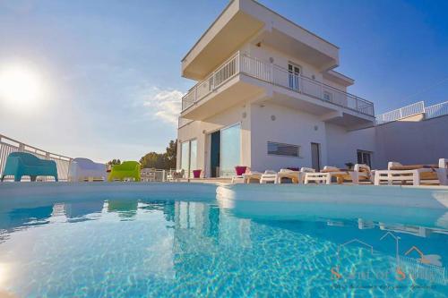Luxurious Villa in Favara Pool — 4-Star Luxury Hotel in Favara, Italy