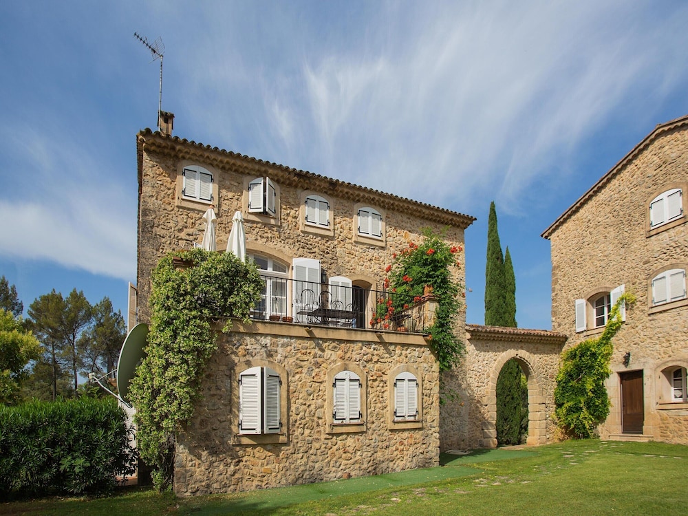 Chateau in Lorgues With Pool & Vineyard Views — 4-Star Luxury Hotel in Lorgues, France