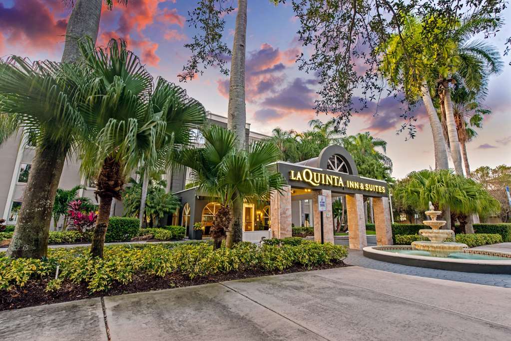 La Quinta Inn & Suites by Wyndham Coral Springs South - photo 8