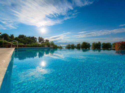 Luxury Beachfront Villa Casa Mare with private heated pool and gym right at the beach in Mirca Brac — 4-Star Luxury Hotel in Supetar, Croatia