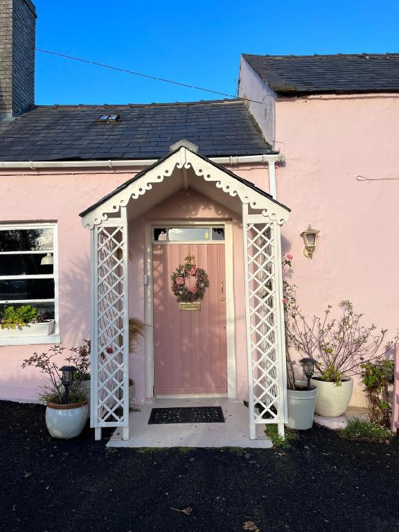 The Pink Cottage upstairs suite & Garden Summer Room — 4-Star Luxury Hotel in Whitehead, United Kingdom