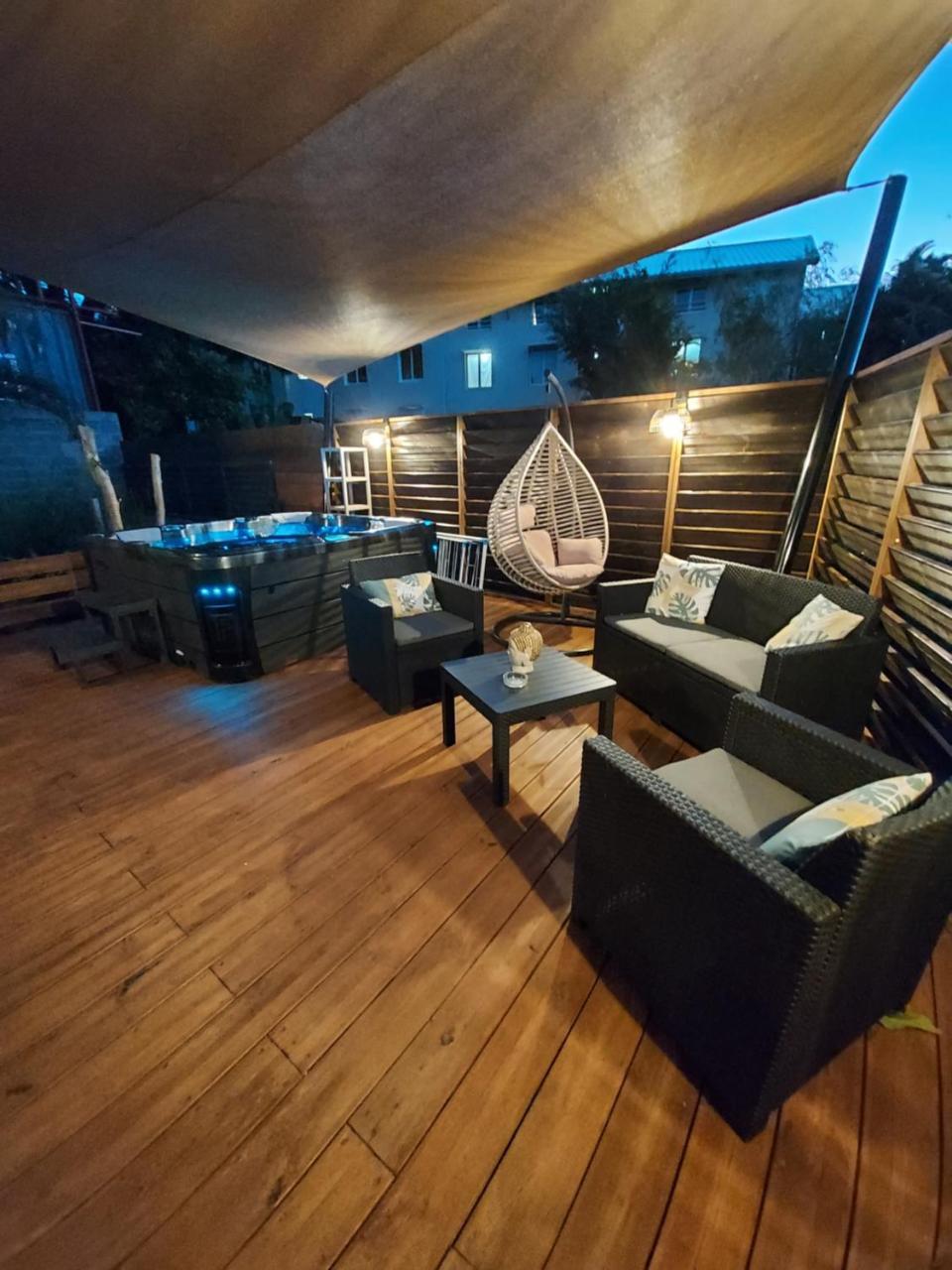 L’embrun de jasmin in Unknown City, Réunion