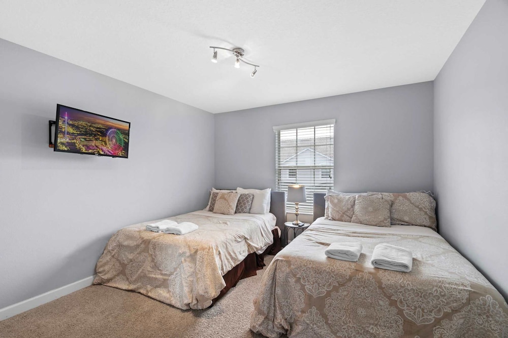 Spacious 4BR Townhome With Pool at Storey Lake - photo 32