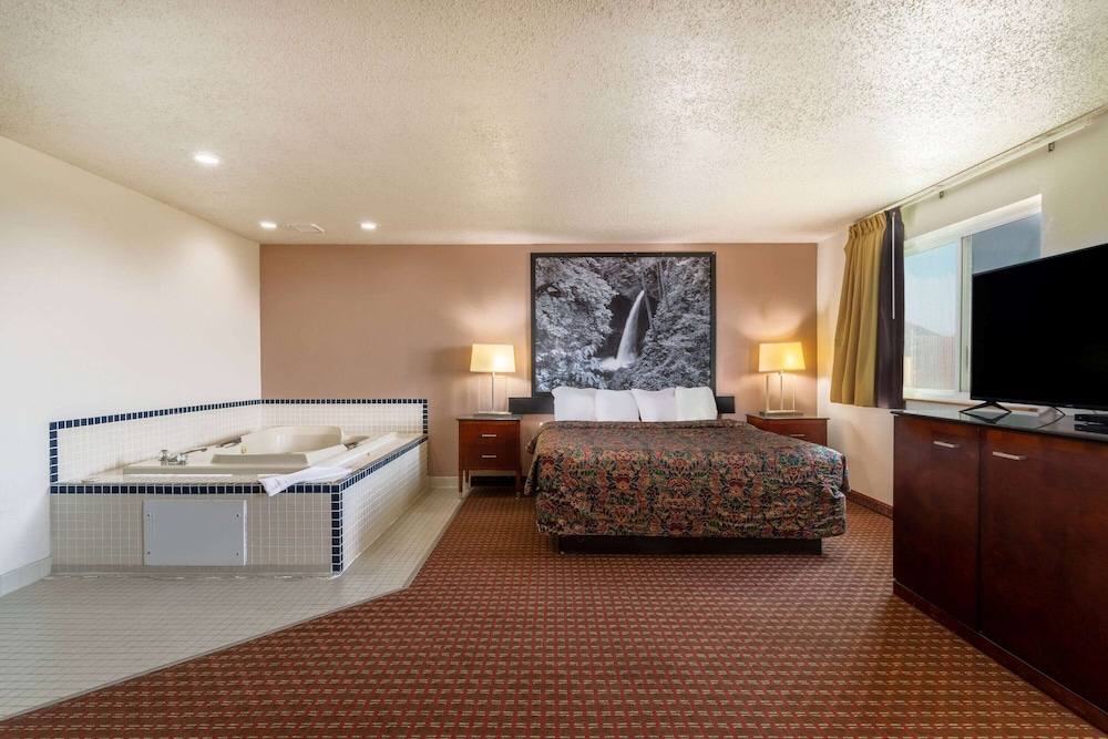 Super 8 by Wyndham Pendleton - photo 34