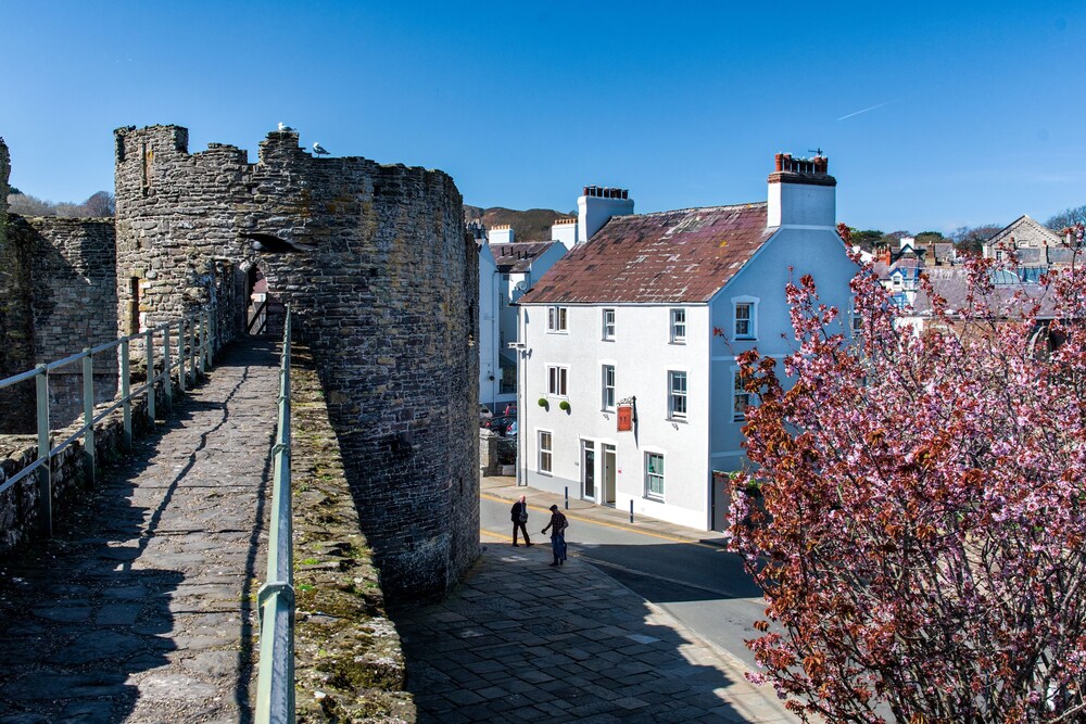 Number 18 — 4-Star Luxury Hotel in Conwy, United Kingdom
