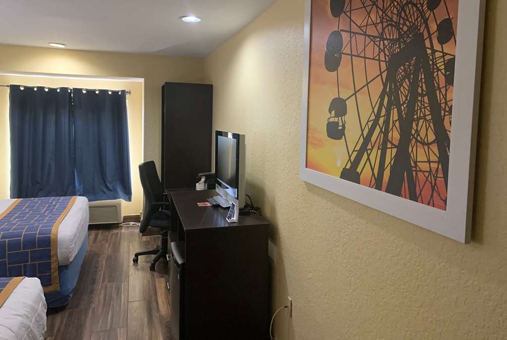 Days Inn & Suites by Wyndham Tampa Raymond James Stadium - photo 28