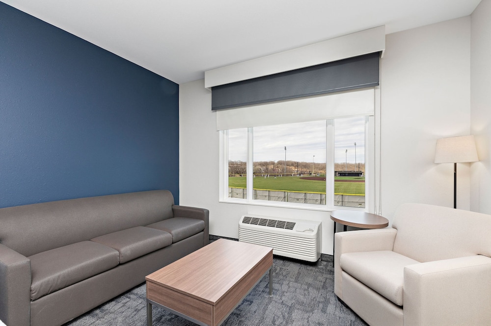 Holiday Inn Exp Parkville - photo 22