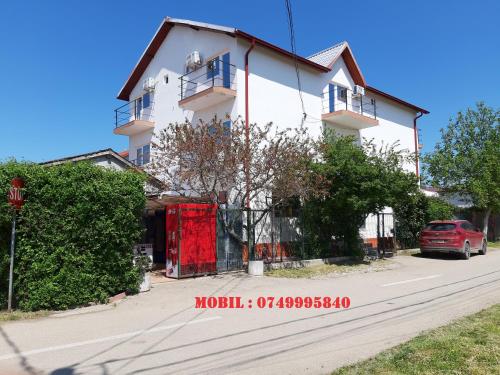 Andreea si Eliza in Costinesti, Romania