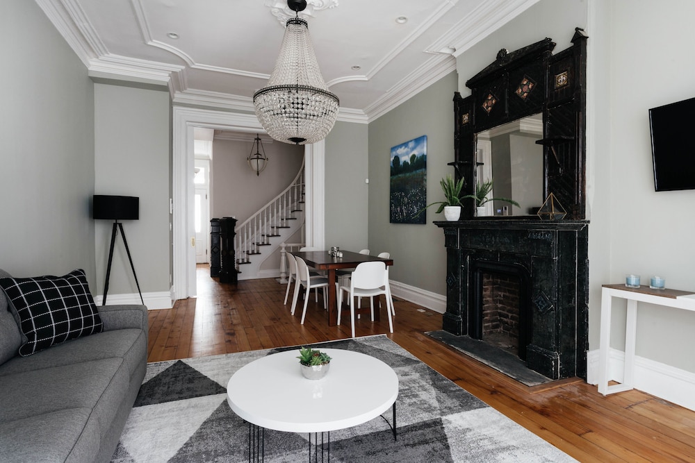 6 Bedroom Townhome Near NYC — 4-Star Luxury Hotel in Jersey City, United States