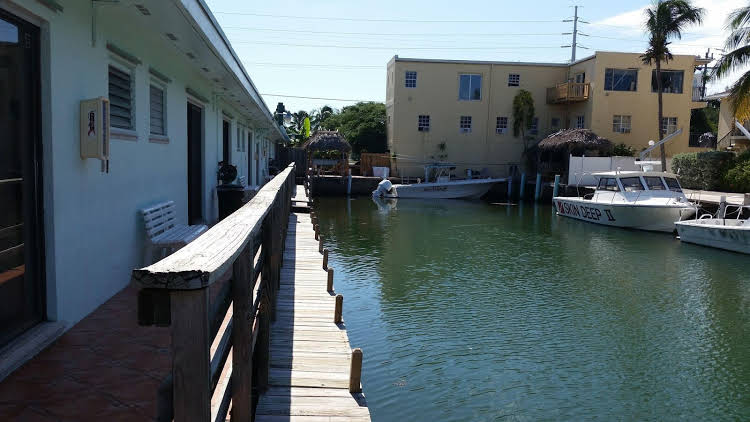 Royal Hawaiian Motel Botel - photo 8