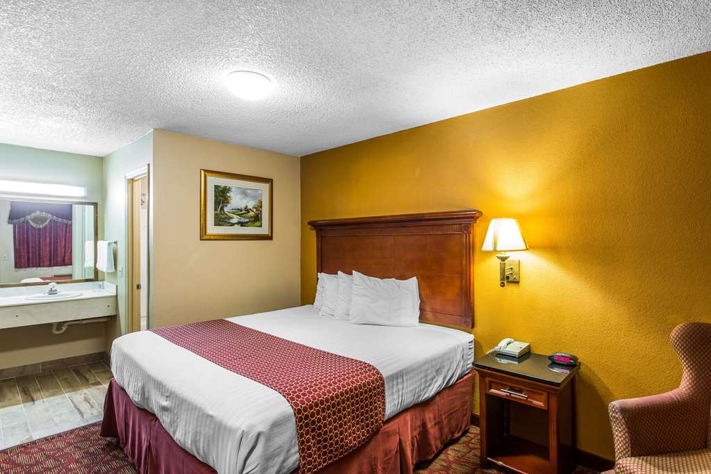 Rodeway Inn Goodlettsville South - photo 9