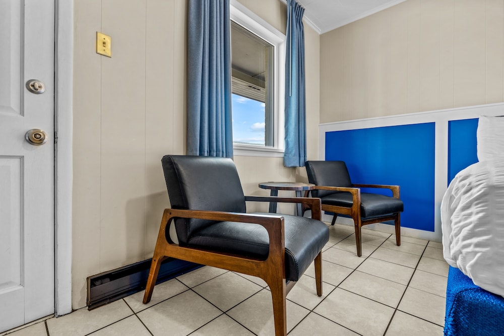 Dolphin Oceanfront Motel - photo 22