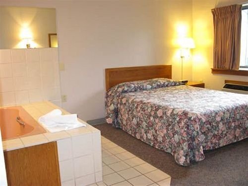 Mayflower Motel and Suites - photo 4