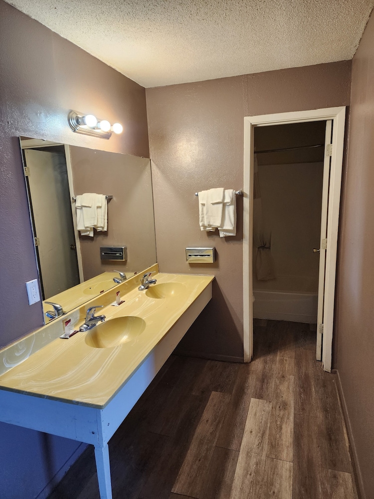 Satellite Inn - photo 21