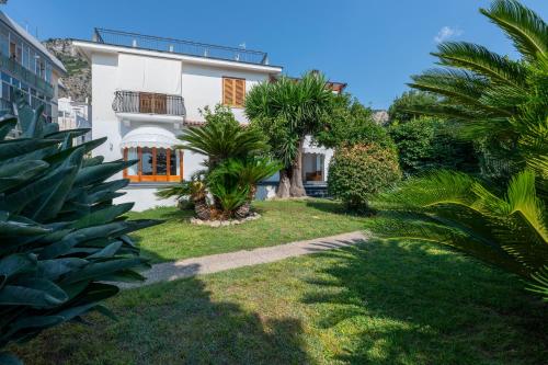 YourHome Casa Vittoria — 4-Star Luxury Hotel in Meta, Italy