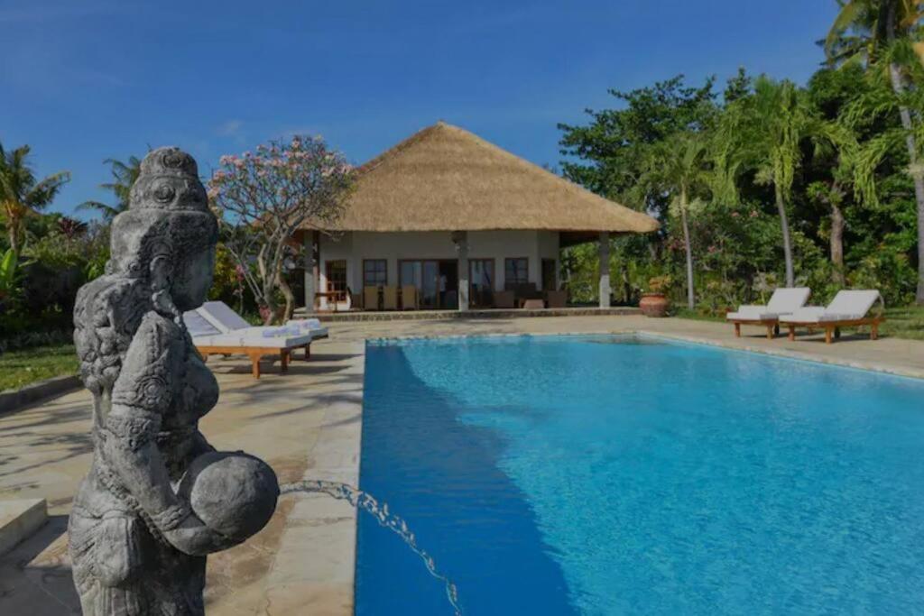 Beachfront Private Villa & Pool — 4-Star Luxury Hotel in Banjar, Indonesia