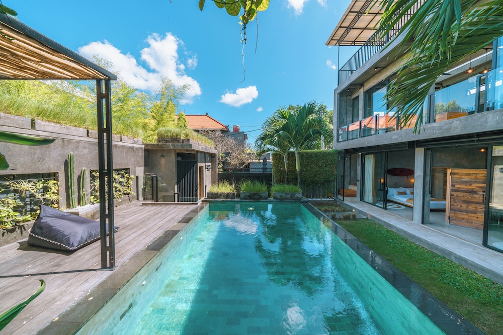 Villa Konkrete 3BR Tropical Hideaway Rooftop 15mins to The Beach — 4-Star Luxury Hotel in Kerobokan, Indonesia