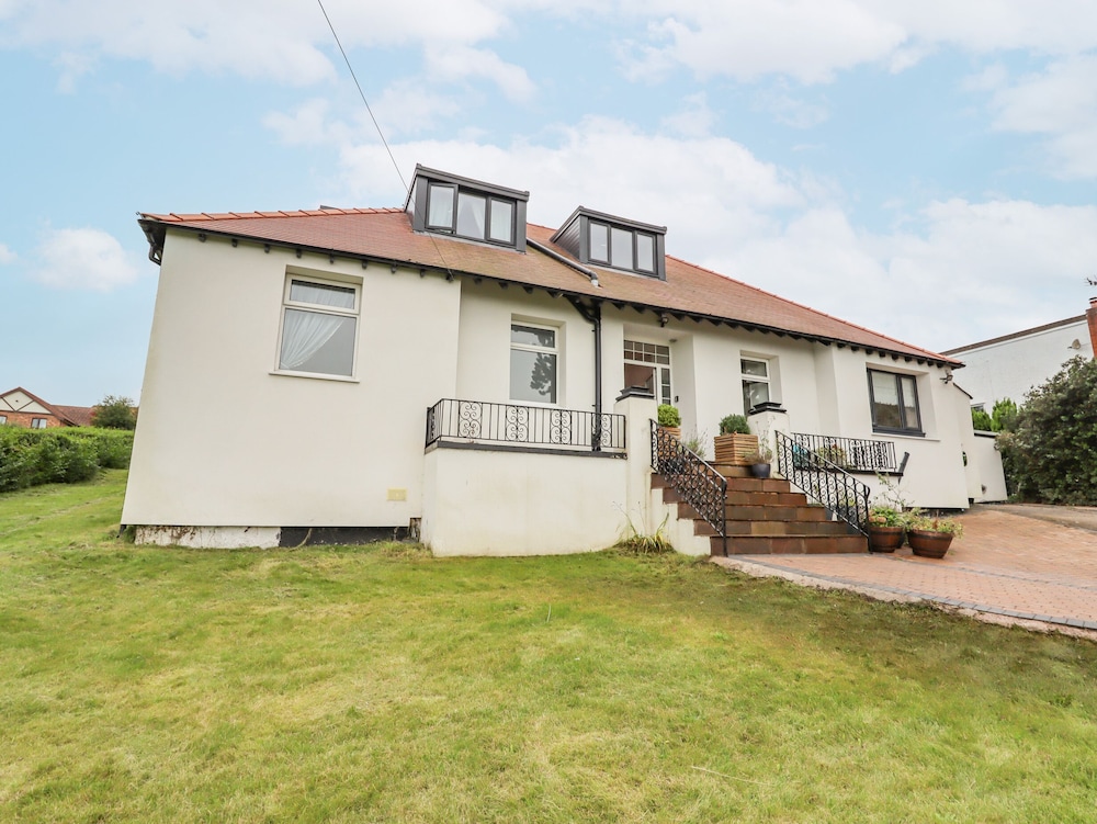 Pine Lodge — 4-Star Luxury Hotel in Colwyn Bay, United Kingdom