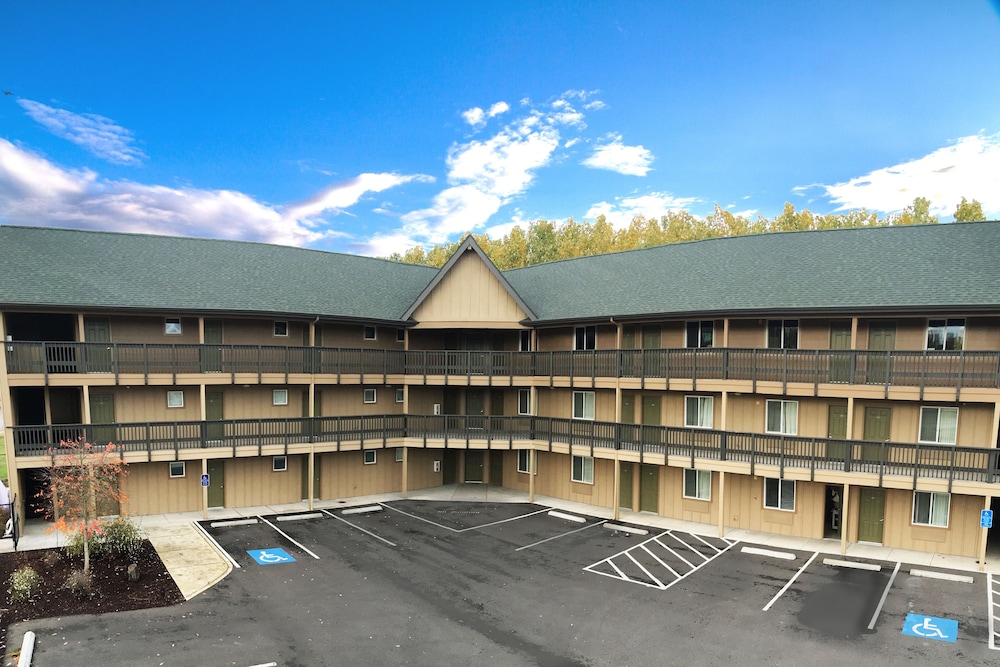 Life Northwest RV & Lodging in Harrisburg, United States