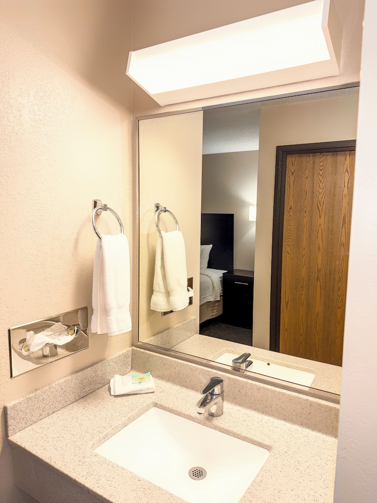 Country Trails Inn & Suites - photo 21