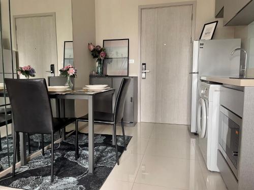 Luxurious Downtown condo w train access