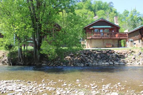 Down By The River - carbon neutral hotel in Pigeon Forge