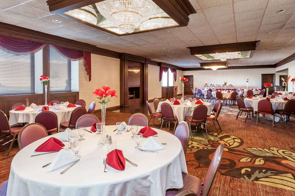 Days Inn & Suites by Wyndham Roseville Detroit - photo 13