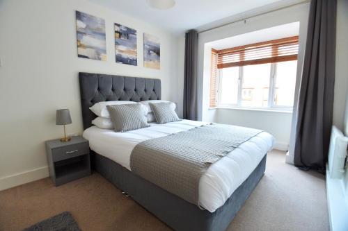 Stylish 2BR Flat 2 Free Parking Spaces Near LGW Airport — 4-Star Luxury Hotel in Crawley, United Kingdom
