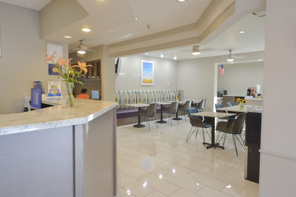 Days Inn & Suites by Wyndham Airport Albuquerque - photo 3