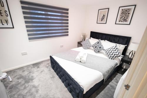 Charming 3 Bedroom Watford Flat Sleeps 8 Market St — 4-Star Luxury Hotel in Watford, United Kingdom