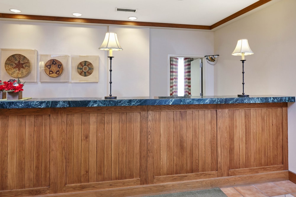 Madison Plaza Hotel - photo 2