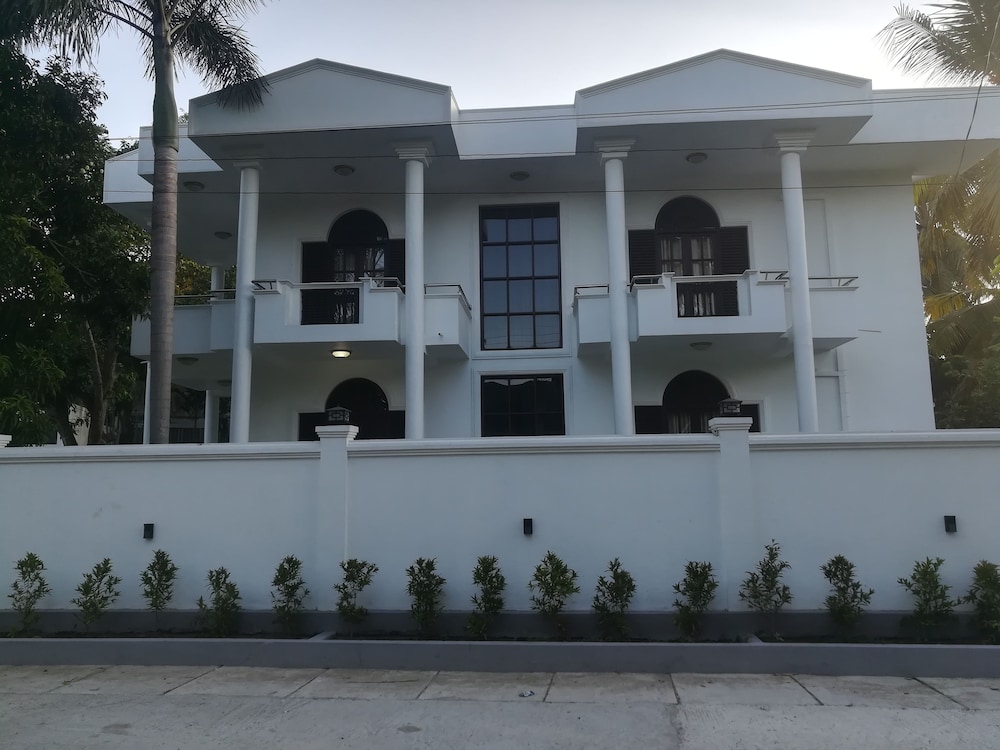 City Royal White Tourist Rest in Anuradhapura, Sri Lanka