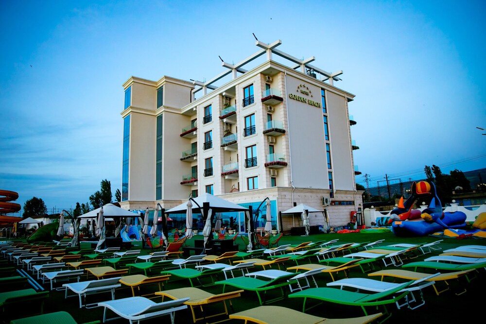 Golden Beach - carbon neutral hotel in Derbent
