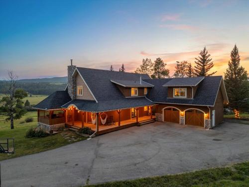 Rolling Hills Retreat Family Friendly in Calgary, Canada