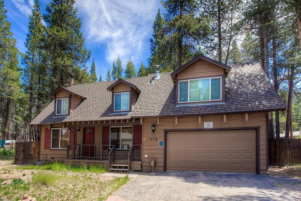Cabin with Perfect Access to Beaches and Skiing by RedAwning — 4-Star Luxury Hotel in South Lake Tahoe, United States