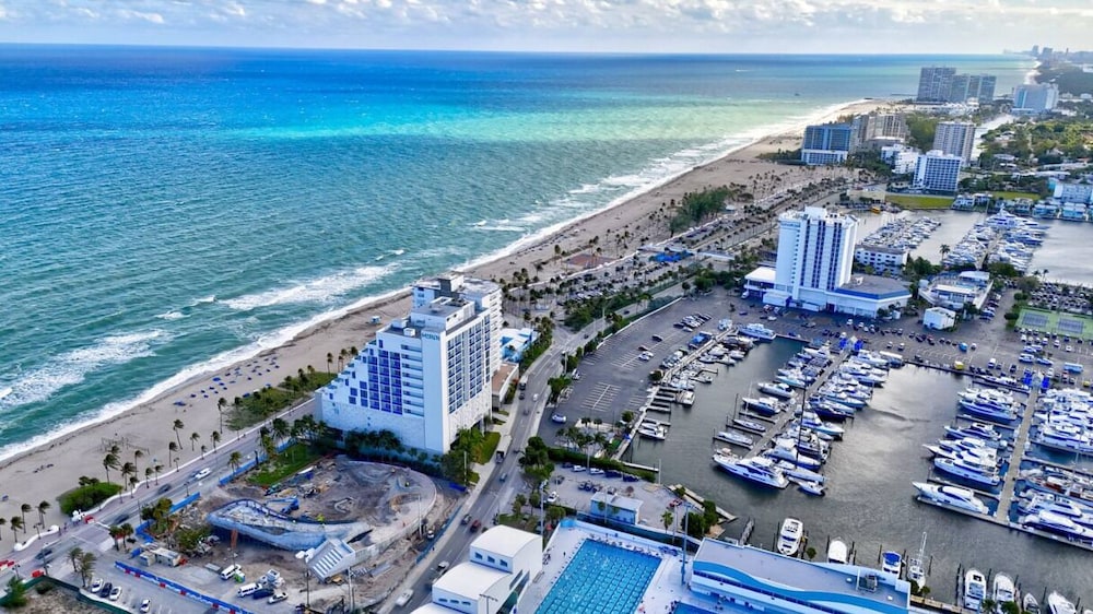 Sophisticated 2BR1BA Short Walk to Beach — 4-Star Luxury Hotel in Fort Lauderdale, United States
