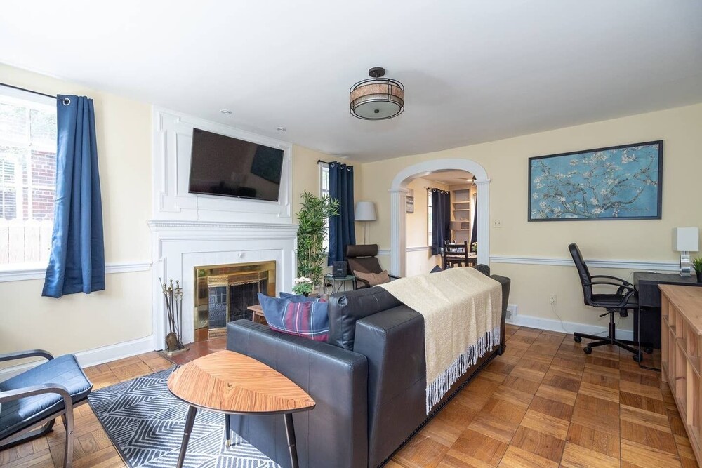Spacious 4BR CozySuites in Old Town Alexandria - photo 15