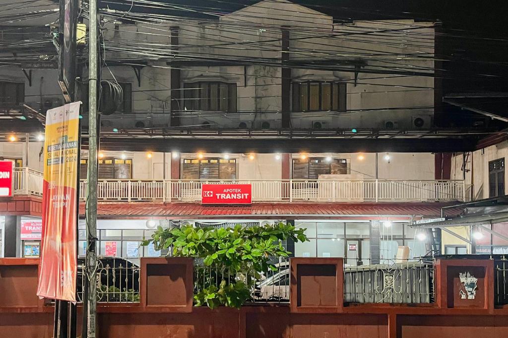 Urbanview Hotel Transit Near Bandara Sultan Hasanuddin — hotel near Sultan Hasanuddin International Airport