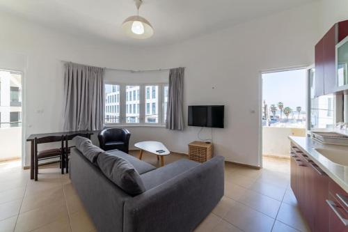 HaYarden Vibe 1 Bedroom With Sea Balcony By Vacay — 4-Star Luxury Hotel in Tel Aviv, Israel